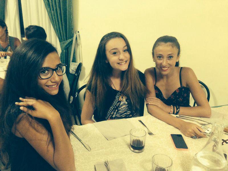 Amiche a cena, sorrisi complici