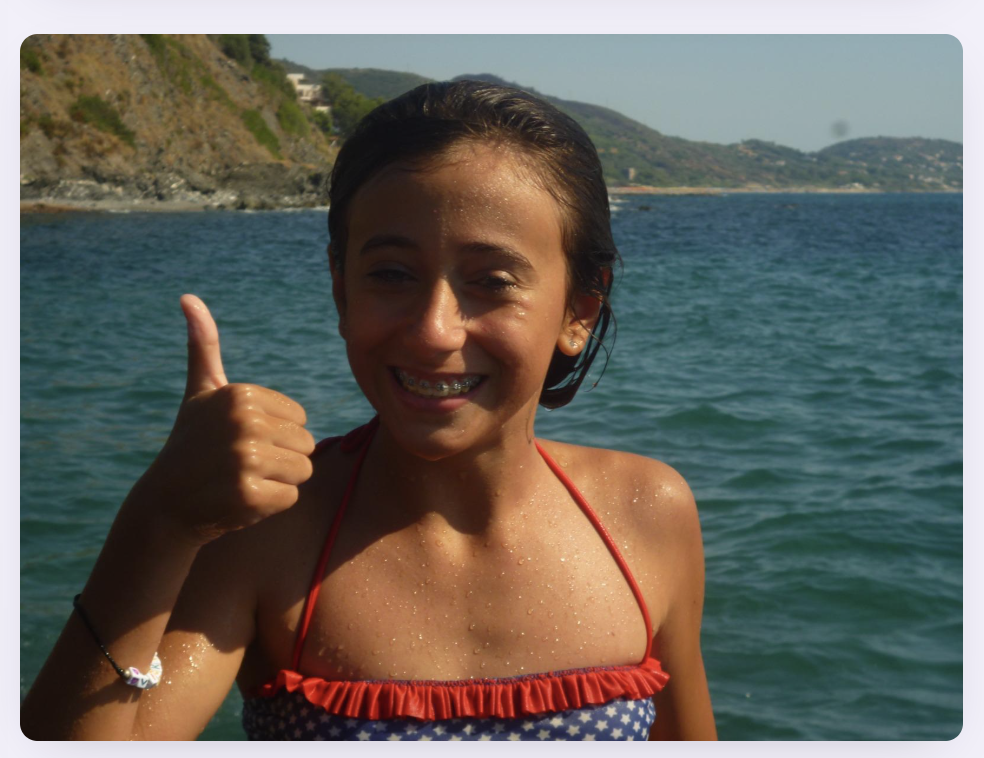Vittoria in mare con il pollice in su