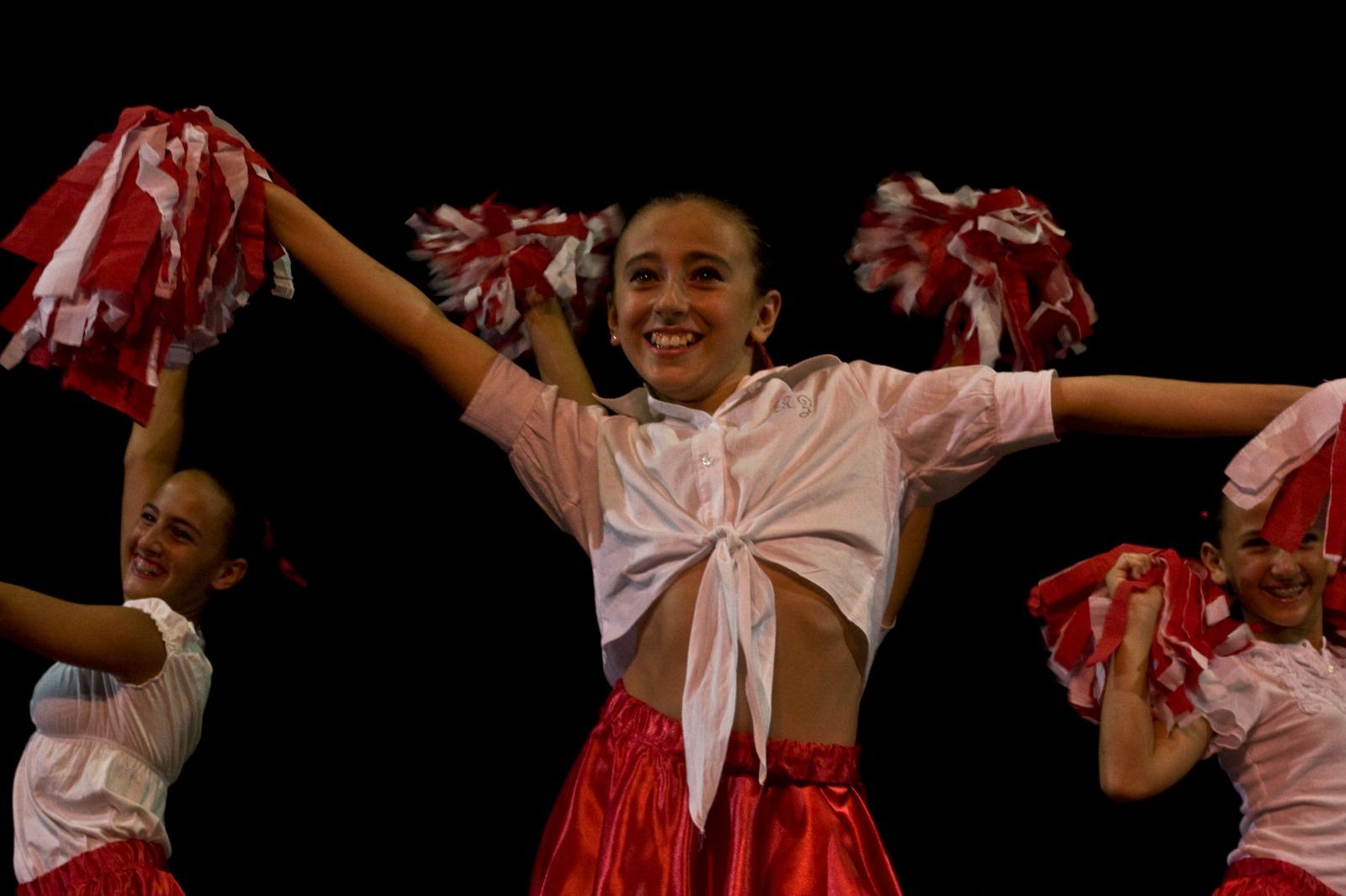 Coreografia con pompon rossi e bianchi