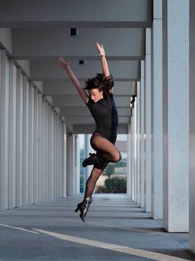 Vittoria Sardo in scena durante una performance di Flashdance