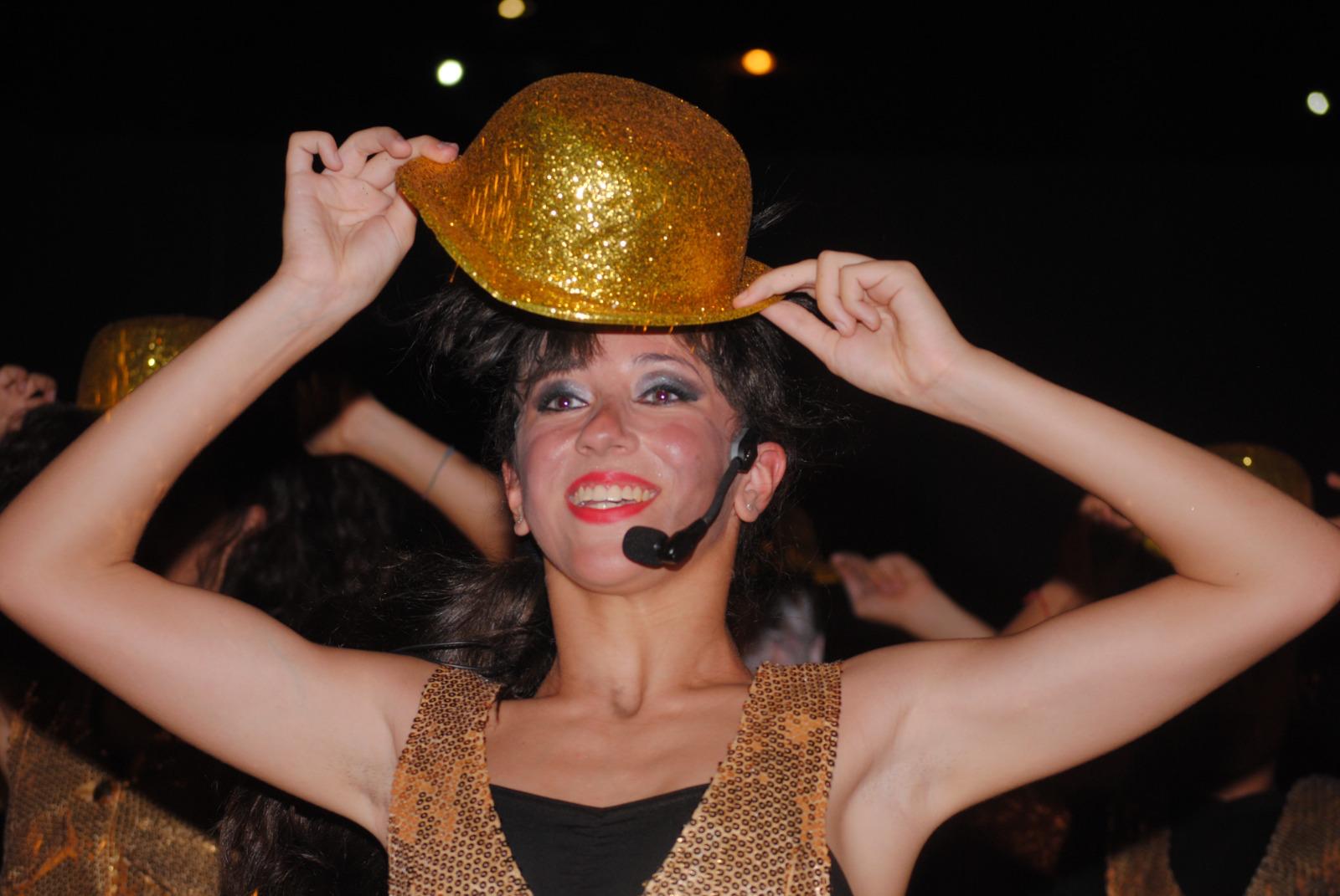 Ritratto ravvicinato con cappello dorato glitter