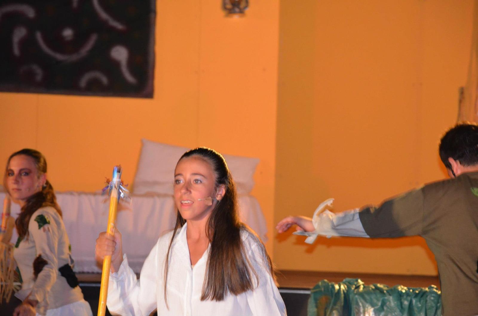 Vittoria in scena con il bastone rituale