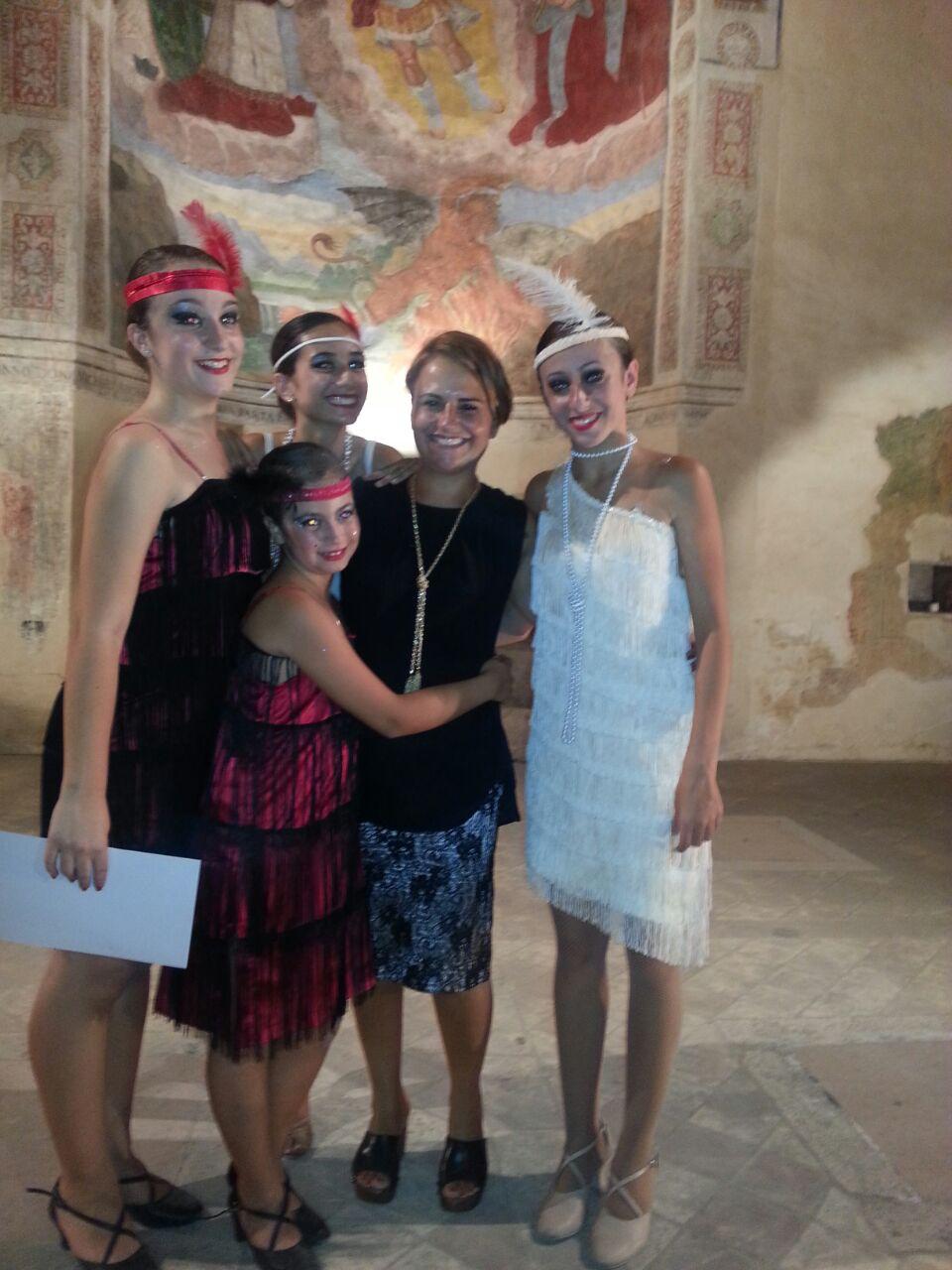 Cast Charleston con la maestra davanti agli affreschi