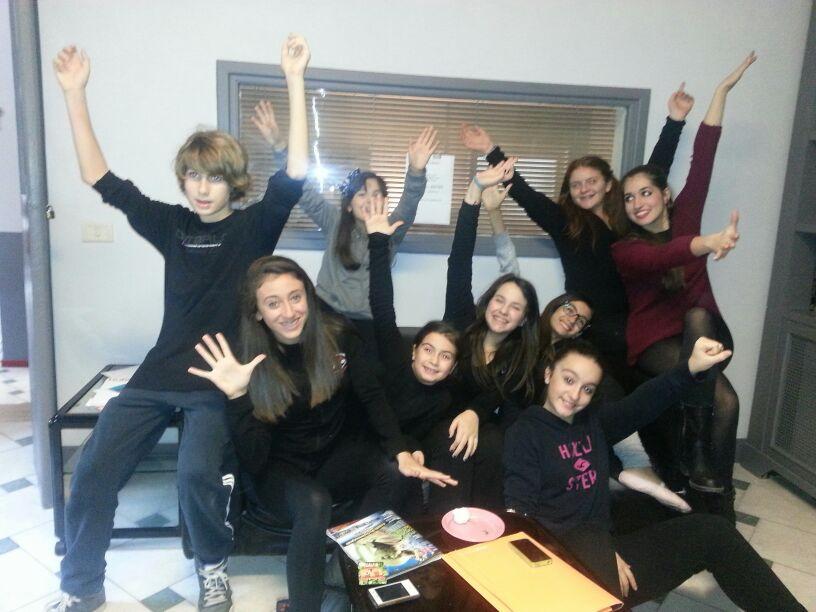 Gruppo che alza le braccia festeggiando