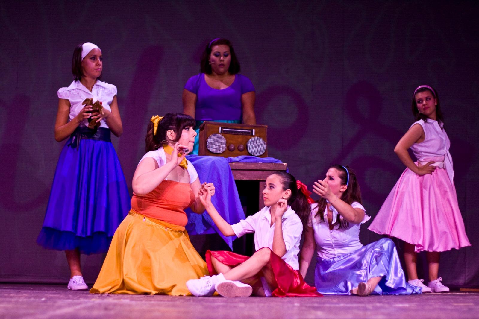 Scena con abiti anni '50 sotto luci viola