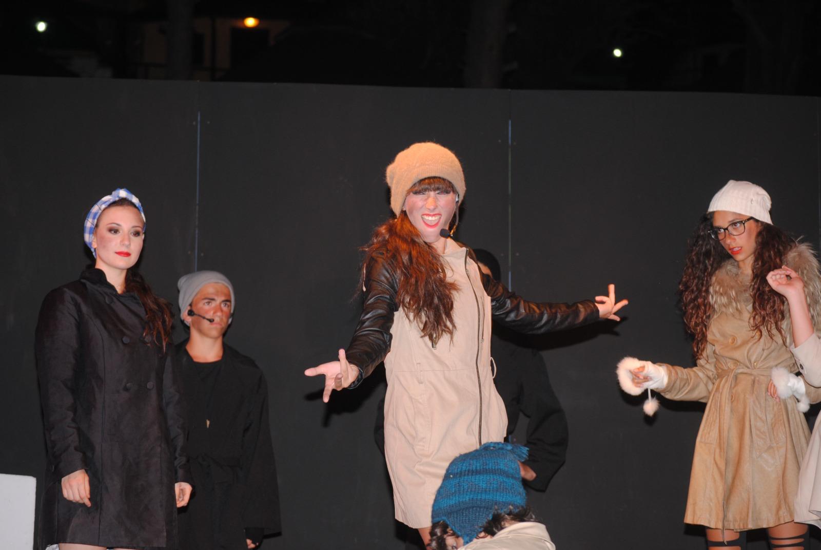 Scena urbana con cappello beige e cast in movimento