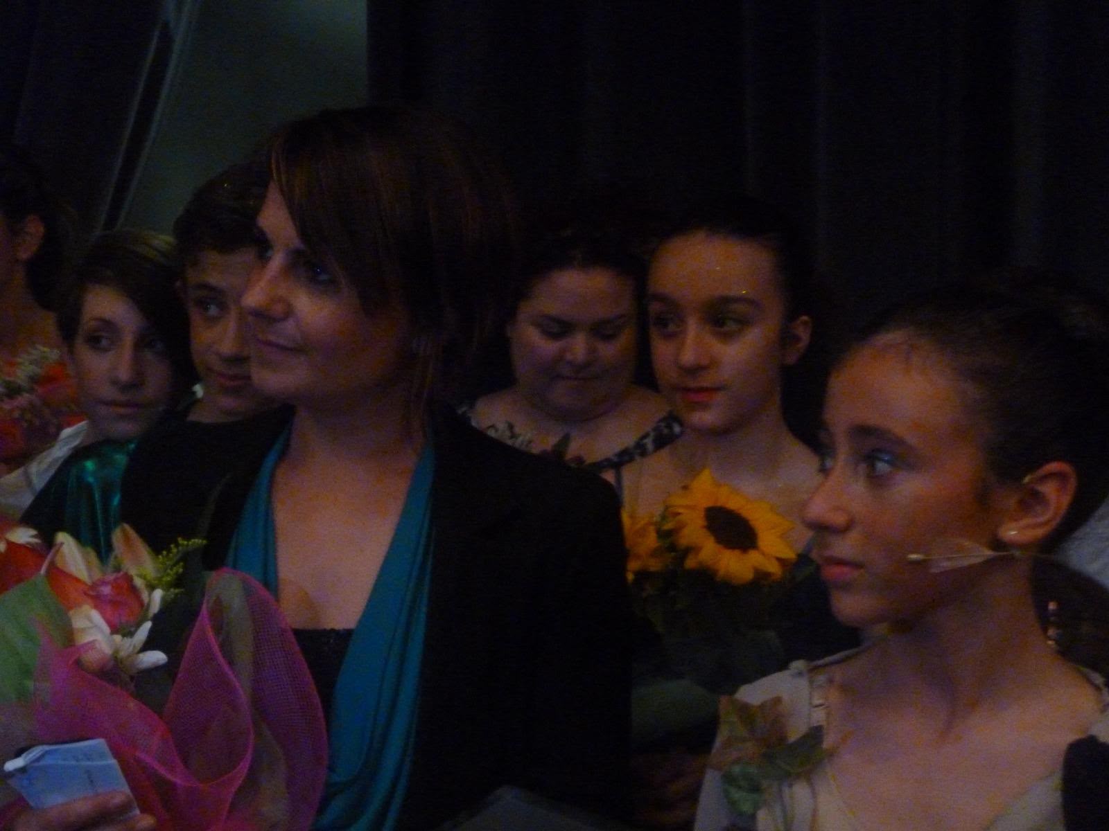 Vittoria con il cast e un girasole