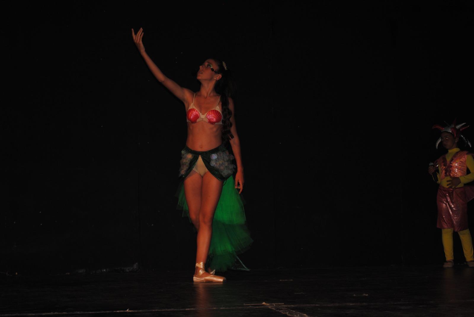 Vittoria in scena come sirena, braccio proteso