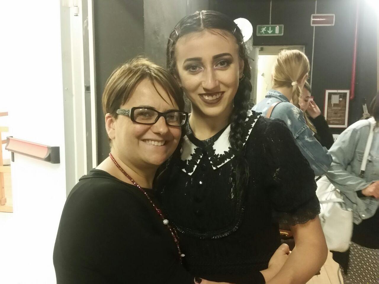 Vittoria con la maestra nel backstage