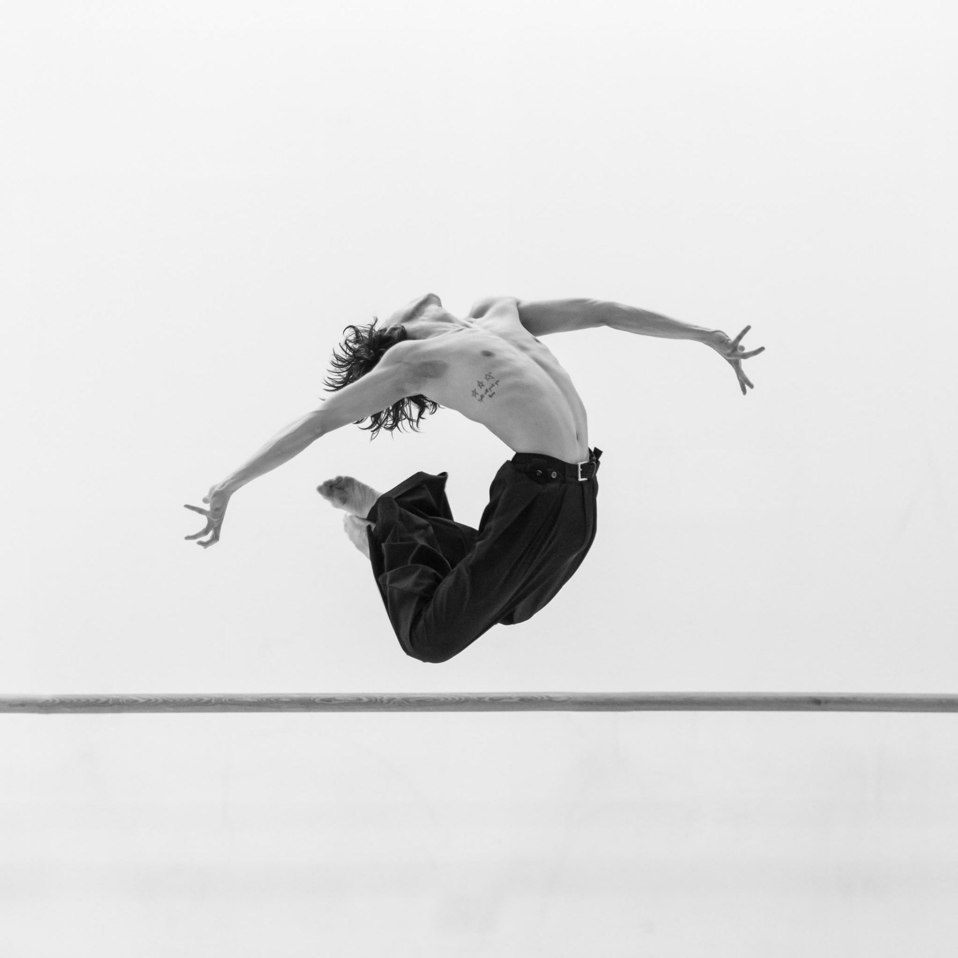 Gabriel Potenza in un salto dinamico sopra la sbarra